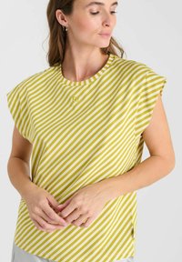 Korte mouw t-shirt met een geel en wit gestreept patroon, ronde hals en een klein logo detail op de voorkant. Zachte stoftextuur.