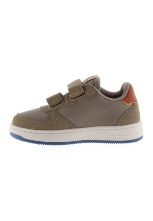 Deportivas grises con parte superior de ante y sintético liso, doble correa de Velcro, mediasuela blanca y suela de goma azul. Tacón destacado en color naranja.