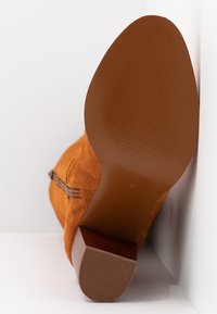 mint&berry Bottes à talons hauts - cognac