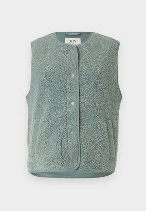 Colete verde claro sem mangas feito de tecido de lã texturizada, com decote redondo, fecho de botões e dois bolsos laterais.