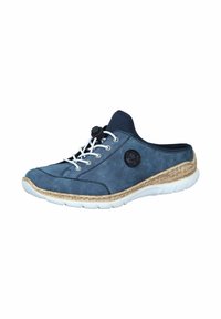 Chaussure bleue à enfiler en matériau texturé, dotée d'un logo noir rond, de lacets blancs et d'une semelle texturée de couleur claire.