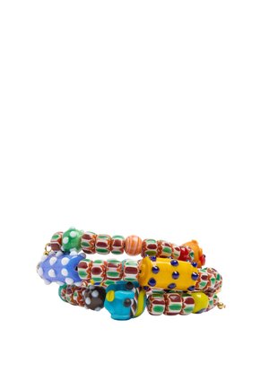 Kolorowa, skręcana bransoletka z cylindrycznymi koralikami we wzory w zielonym, czerwonym, pomarańczowym, żółtym, niebieskim i białym na białym tle.