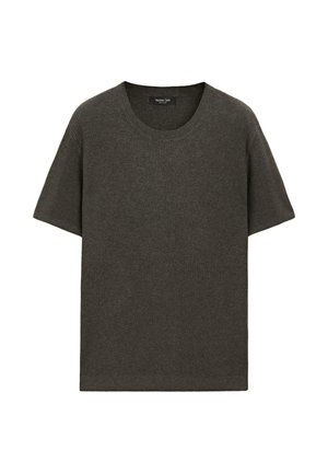 Pull tricoté gris foncé à manches courtes avec col rond, posé à plat, montrant une texture côtelée fine et une étiquette de marque à l'intérieur du col.