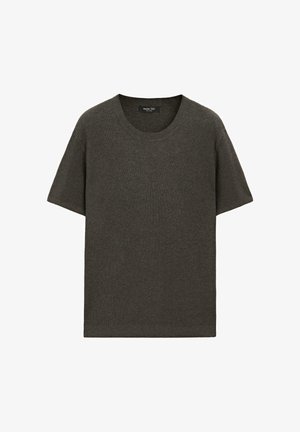 Pull tricoté gris foncé à manches courtes avec col rond, posé à plat, montrant une texture côtelée fine et une étiquette de marque à l'intérieur du col.