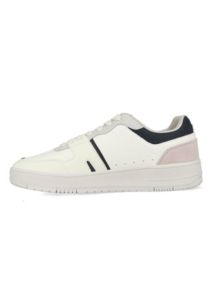 Des baskets avec une tige en cuir blanc, des accents en mesh bleu marine, des superpositions en gris doux et un talon en suède rose clair. Elles disposent d'une semelle en caoutchouc texturée.