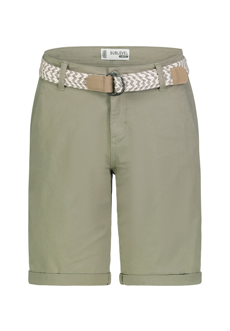 Olivgrüne Shorts mit umgeschlagenen Säumen, aus leichtem Material gefertigt. Verfügt über einen gewebten cremefarbenen und beigen Gürtel mit einer silbernen Schnalle.
