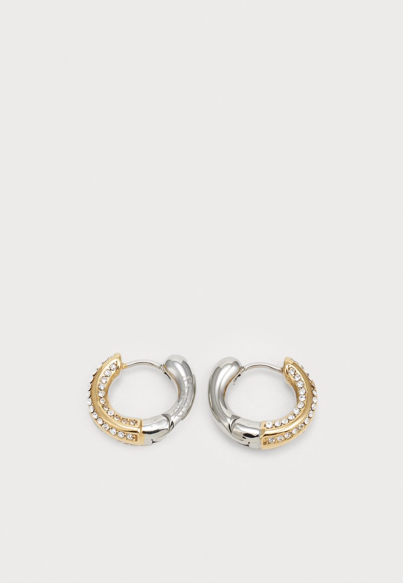 Boucles d'oreilles Huggie présentant une palette de couleurs en argent et or, ornées de rhinestones transparents et d'un design courbé.