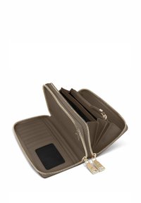 Portafoglio in pelle marrone con chiusura a zip, dotato di slot per carte, una finestra per l'ID trasparente e scomparti multipli. Accenti in metallo color oro.