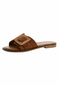 Brune ruskinds slidesandal med detaljeret vævet spænde, glat sål og kontraststing langs kanten. Flad design med åben tå.