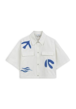 Kortom-shirt met korte mouwen van witte stof, versierd met blauwe borduursels van abstracte vormen en golven, met twee voorzakken en een knoopsluiting.