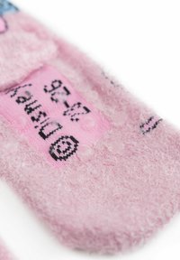 Calzini rosa pelosi con una superficie testurizzata. Presentano motivi grafici neri e un materiale morbido e soffice per comfort e calore.