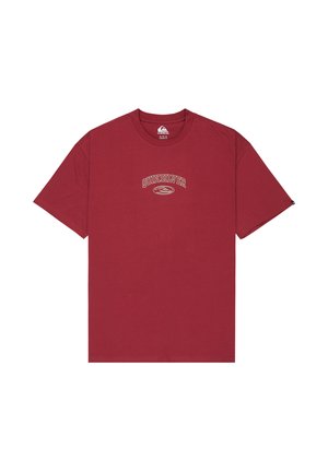 Rood katoenen T-shirt met een ronde hals, voorzien van een wit "Quiksilver" logo en grafisch ontwerp gedrukt over de borst. Korte mouwen.