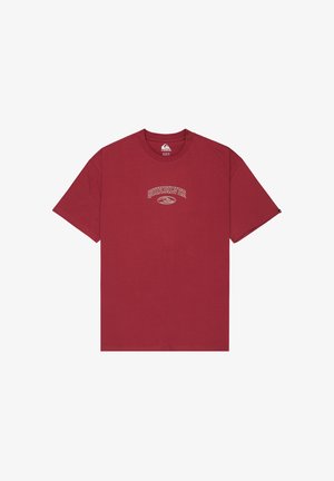 Rotes Baumwoll-T-Shirt mit Rundhalsausschnitt, versehen mit einem weißen "Quiksilver"-Logo und einem grafischen Design, das über die Brust gedruckt ist. Kurze Ärmel.