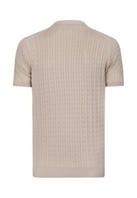 Suéter de punto de manga corta en beige con un patrón de trenza acanalada. Presenta un cuello redondo y una silueta ajustada, confeccionado en un material suave.