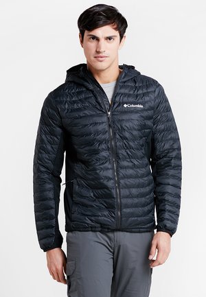 Schwarze isolierte Jacke mit Reißverschluss vorne und Kapuze, ausgestattet mit einem gesteppte Design und dem Columbia-Logo auf der linken Brust.