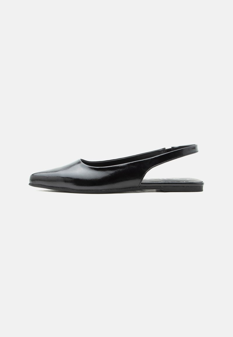 Μαύρο γυναικείο παπούτσι slingback από λουστρίνι με μυτερή μύτη και χαμηλό τακούνι σε λευκό φόντο.