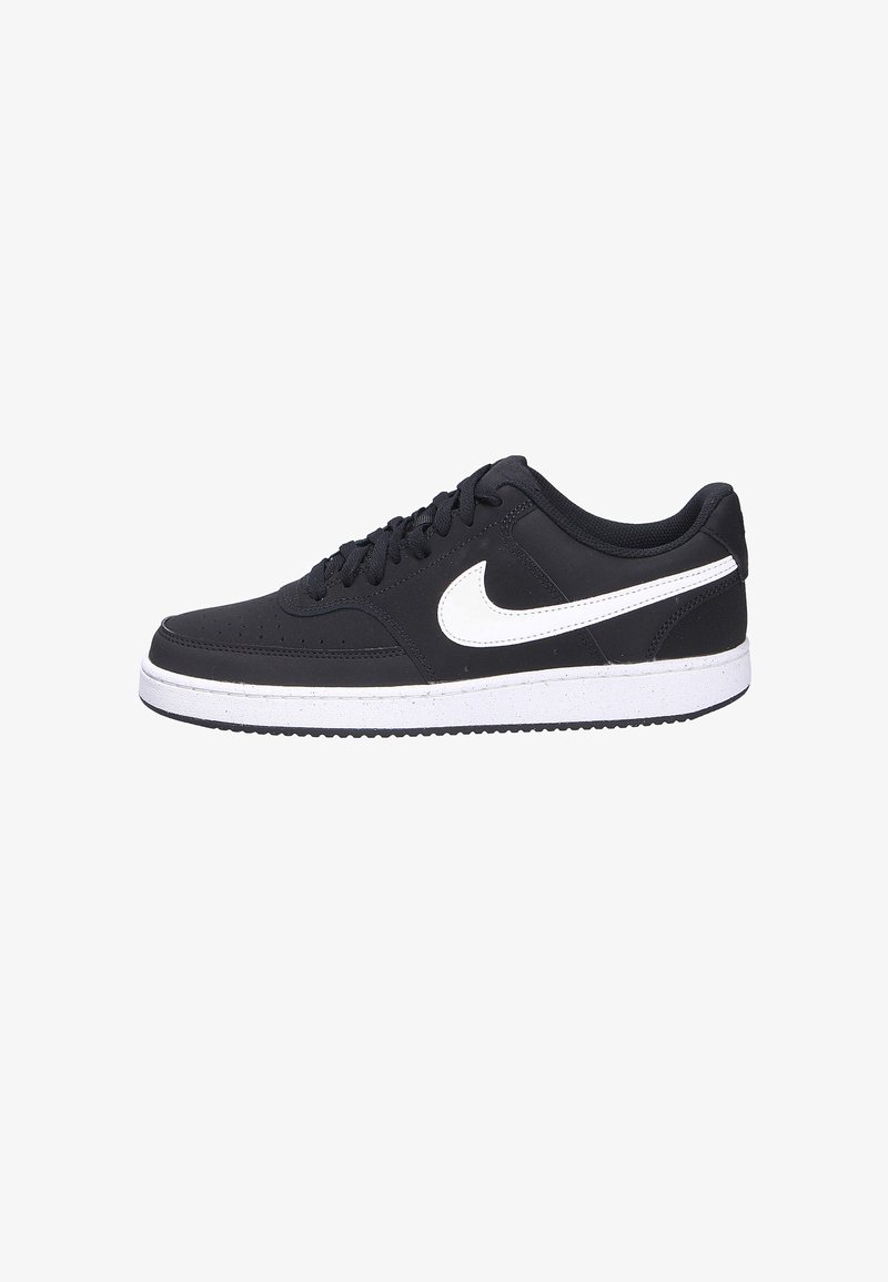 Zapatillas de cuero negras con un logo Swoosh blanco, puntera redonda, diseño con cordones, superficie texturizada y una suela media blanca con suela exterior de goma negra.