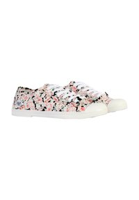 Baskets en toile avec un motif floral rose et noir, lacets blancs et semelles en caoutchouc avec un design de bout capé.