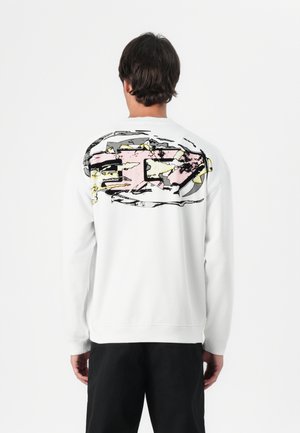 Witte sweatshirt met een groot, abstract grafisch ontwerp in roze, geel en grijs op de achterkant. Heeft lange mouwen en ribgebreide manchetten en onderzoom.