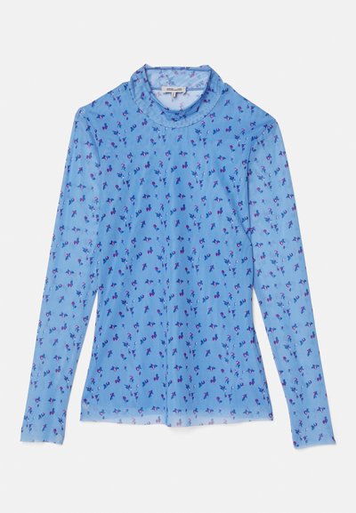 Maglia a maniche lunghe blu in tessuto trasparente con collo alto, caratterizzata da un motivo floreale nei toni del viola e del rosa.