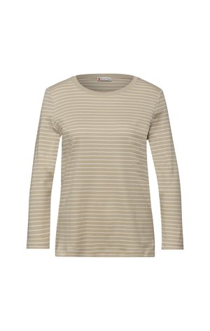 Beige långärmad tröja med tunna vita horisontella ränder och rund halsringning, visad mot en enkel vit bakgrund.