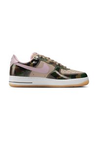 Nike Air Force 1 sneakers har en camouflage overdel med beige detaljer, en pink Swoosh og en sål af gummigummi. Perforerede tåboksdetaljer.