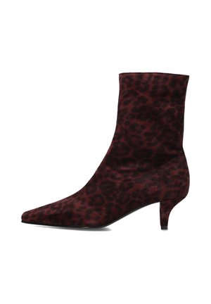 Bottines en velours bordeaux avec imprimé léopard noir, bout pointu et talon fin. Texture lisse avec une silhouette ajustée.