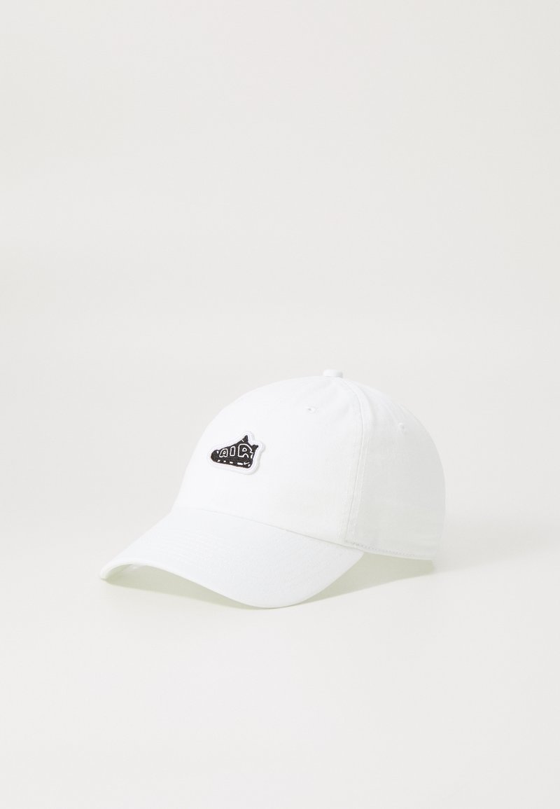 Λευκό βαμβακερό καπέλο με καμπύλη γείσο, που διαθέτει ένα μικρό κεντημένο λογότυπο στο μπροστινό μέρος. Κλασικός σχεδιασμός έξι πάνελ με υφή.