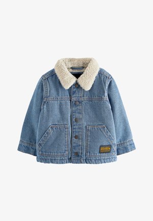 Blauwe spijkerjasje met crèmekleurige sherpakraag, knoopsluiting aan de voorkant, twee grote zakken en een klein zwart-geel label aan de rechteronderkant.