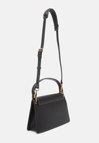 Černá kožená kabelka s geometrickým designem, zlatými kovovými prvky a bílým prošíváním. Nastavitelný popruh a strukturovaný tvar.