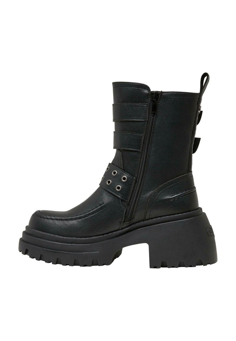 Botín de cuero negro hasta el tobillo con una plataforma gruesa, cierre lateral y correas decorativas con acentos de metal. Suela estriada para mayor tracción.