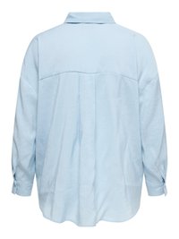 Chemise bleu clair à manches longues avec un col large et un détail plissé dans le dos, vue de dos.