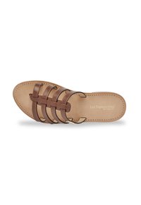 Sandalo scivoloso in pelle marrone con molteplici fasce incrociate, suola piatta e una soletta beige morbida con dettagli di cucitura color talpa.
