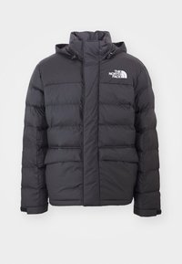 Zwarte gewatteerde jas met een hoge kraag en verstelbare capuchon, voorzien van het North Face-logo. Twee voorzakken met een gladde textuur.