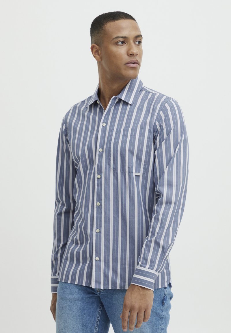 Heren overhemd met lange mouwen in blauw met witte verticale strepen, met een button-down kraag, één borstzak en contrasterende manchetten.