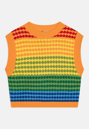 Top sin mangas de punto que presenta un vibrante patrón de arcoíris con rayas en rojo, naranja, amarillo, verde y azul. Cuello redondo naranja y tejido texturizado.