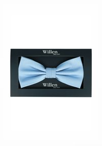 Hellblauer Seidenfliegen mit glatter Textur und klassischer Form, präsentiert in einer schwarzen Box mit dem Markennamen "Willen" in weißer Schrift.