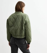 Gequilted olijfgroene bomberjack met een geribde kraag en manchetten, met een aansluitende zoom en een getextureerd patroon over de stof.