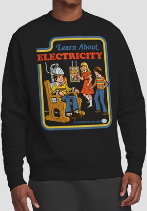 Kind sitzt im hölzernen Elektrostuhl mit Helm, Junge und Mädchen bedienen Schalter, Text "Lerne über Elektrizität, Aktivitäten für Kinder" auf schwarzem T-Shirt.