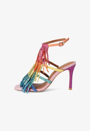 Sandale à talons hauts avec semelle rose, brides multicolores en strass et décoration à franges arc-en-ciel suspendues à la sangle de cheville avec boucle.