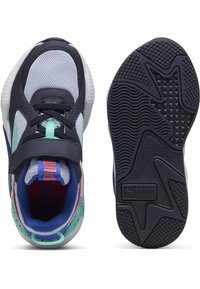 Zapatillas deportivas con parte superior en azul marino, detalles de malla, acentos en menta y suela de goma negra texturizada. Cuenta con una correa de Velcro y un collar acolchado.