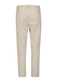 Beige broek met een gladde textuur, taps toelopende pijpen, standaard taille en twee achterzakken. Bevat minimale stiksels en een knoopdetail.