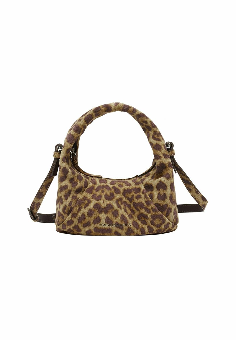 Sac à main imprimé léopard avec une surface douce et texturée, une poignée ronde et une bandoulière ajustable en cuir marron. Fermeture par zip sur le dessus.