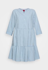 Blå rutigt klänning med rund halsringning, knäppning fram, tre fjärdedelar ärmar och ett flerlagers volangslut. Tillverkad av lättviktsmaterial.