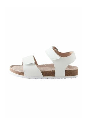 Hvide sandaler med to justerbare stropper, en kork-fodsål og en hvid gummi-ydersål. Designet er åben for tæerne med en tekstureret finish.