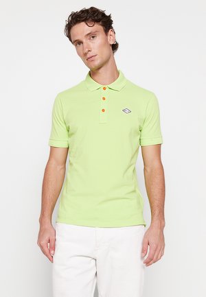 Groene polo gemaakt van katoen, met een klassieke kraag, drie oranje knopen en een klein logo in diamantvorm op de borst.