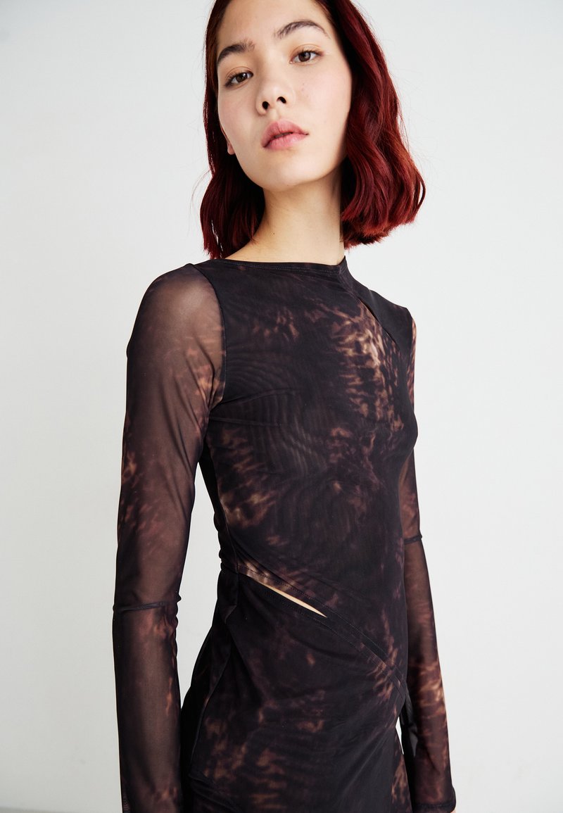 weekday mesh dress Weekday EMILIO PRINTED DRESS - Cocktail dress / Party dress -  burgundy/black