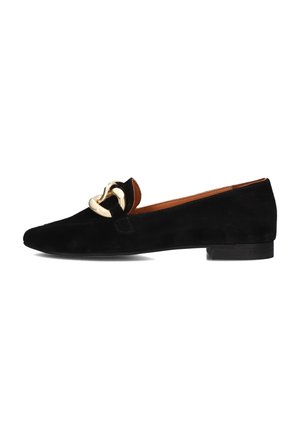 Schwarze Wildleder-Loafer mit spitzem Zehenbereich und goldener Kettenverzierung auf dem Obermaterial. Flacher Absatz und glatte Innenauskleidung.
