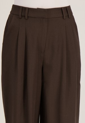 Donkerbruine geplooide broek met ceintuurlussen en zijzakken, afgebeeld tegen een neutrale achtergrond.