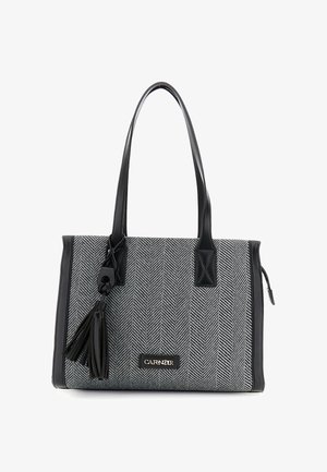 Sac fourre-tout en chevrons noir et gris avec des accents en cuir, doté de deux poignées robustes et d'un pompon décoratif. Compartiment zippé inclus.